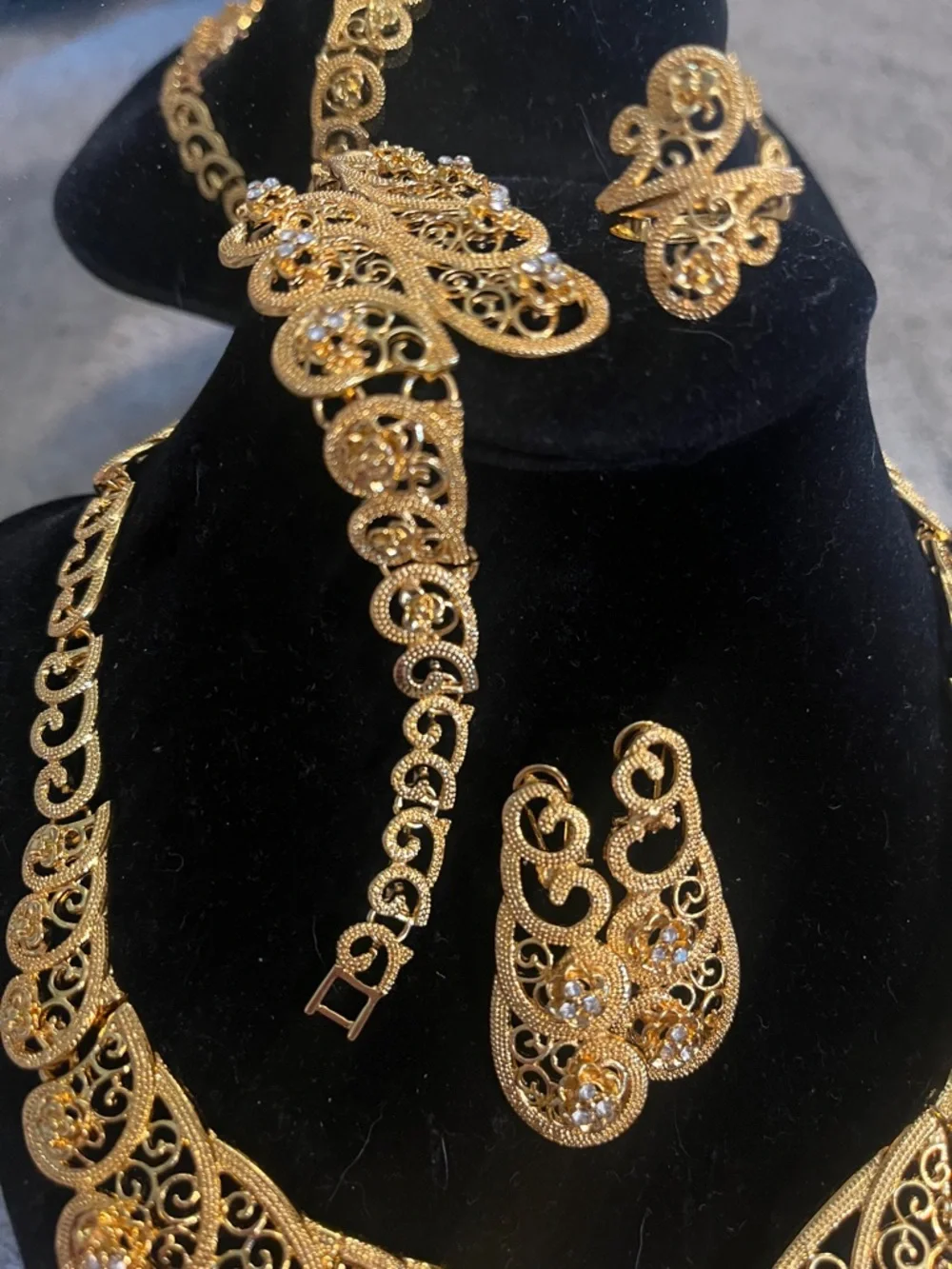 Entire jewelry parure. Entire jewelry set. Necklace, earrings, bracelet, ring. - Picture 3 of 5